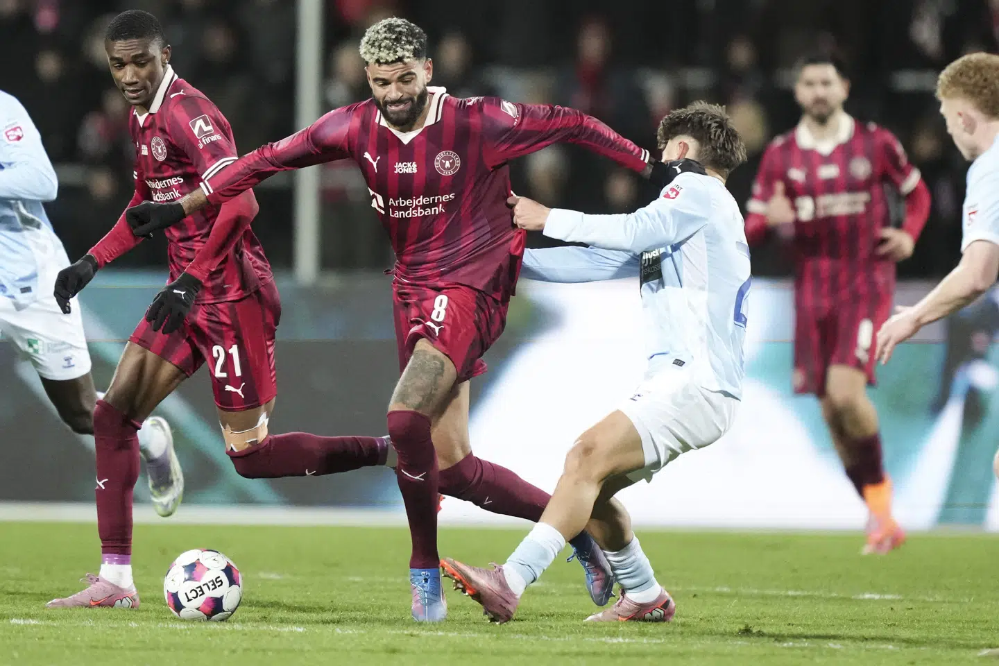 I slutfasen i søndagens nederlag til Sønderjyske fik Philip Billing fik sit andet gule kort for at svinge en arm i hovedet på Olti Hyseni. (Arkivfoto).