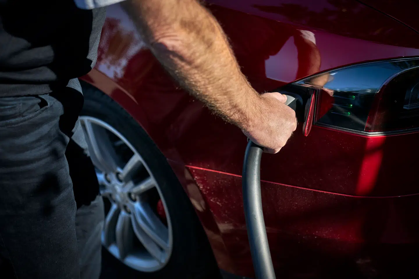 »Elbilisterne må og skal få bedre lademuligheder og bedre forbrugervilkår. Der er med andre ord rigeligt at tage fat i hos politikerne og embedsværket, både kommunalt og nationalt,« skriver Jørn Grønkjær og Simon Dyhr, der er henholdsvis bestyrelsesleder og projektkonsulent i Elbilforeningen i Danmark. Foto: Niels Ahlmann Olesen