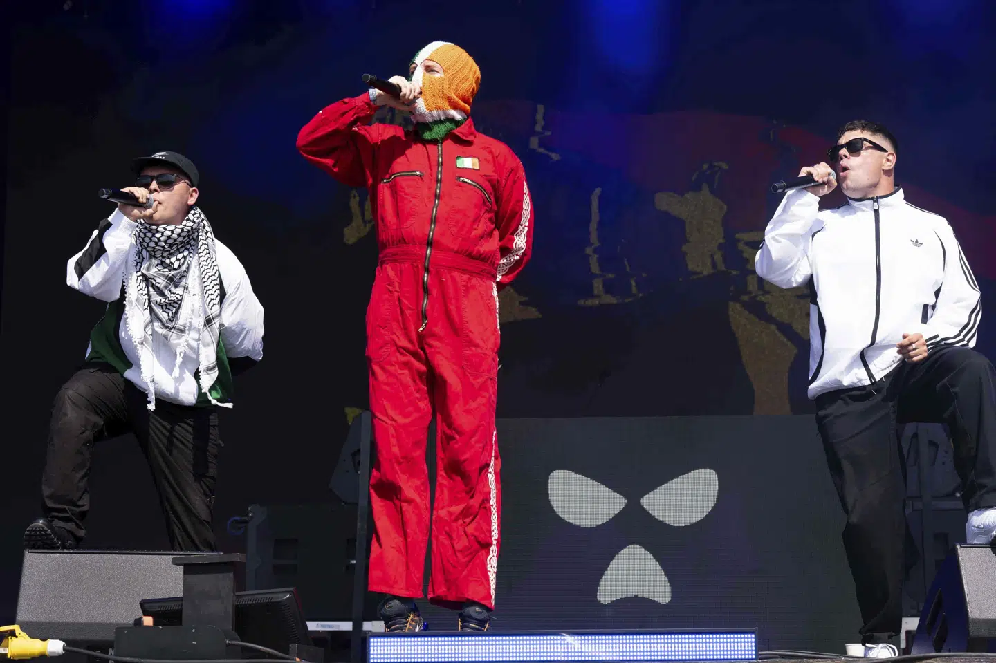 Den irske rapgruppe Kneecap vil til sommer optræde på Roskilde Festival, ligesom de var omkring festivalen Glastonbury i Storbritannien sidste sommer, som det ses på billedet. (Arkivfoto).