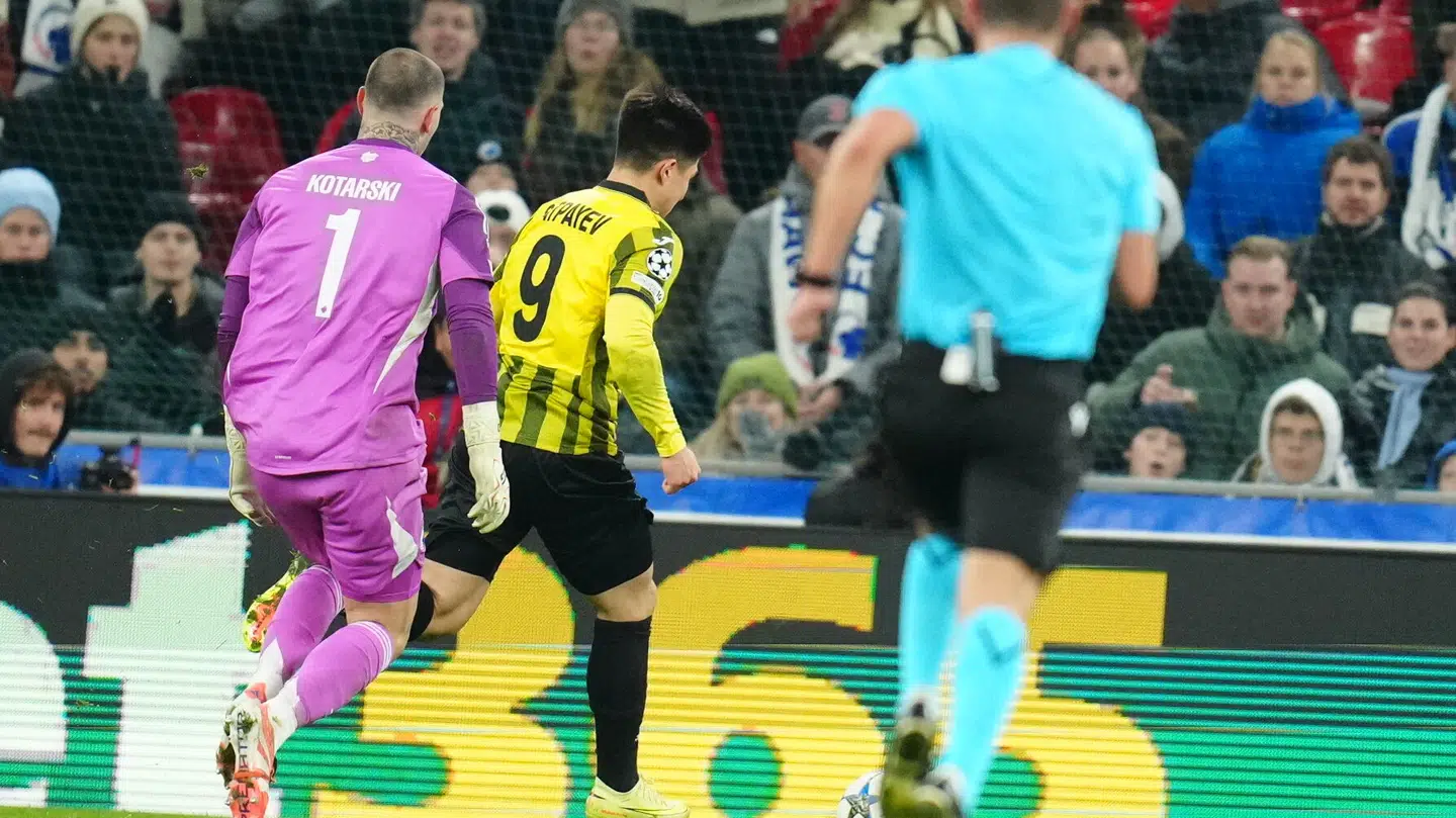 Dominik Kotarski havde bolden i fødderne i alt for lang tid, da han nonchalant driblede rundt med kuglen foran eget felt mod Kairat Almaty. Så blev han presset af Satpaev, der erobrede bolden, rundede Kotarski, og nemt løb ned og reducerede til 1-3.