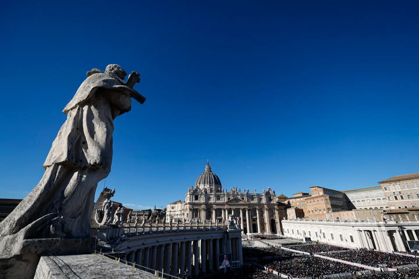 Pave Leo XIV holder messe på Peterspladsen i Vatikanet 23. november. Pavestatens økonomi ser noget lysere ud end tidligere år efter en større indsats.