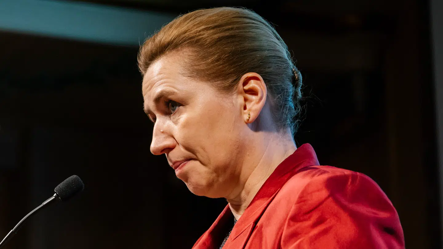 Statsminister Mette Frederiksen bør tage DRs rundspørge meget alvorligt, lyder det.