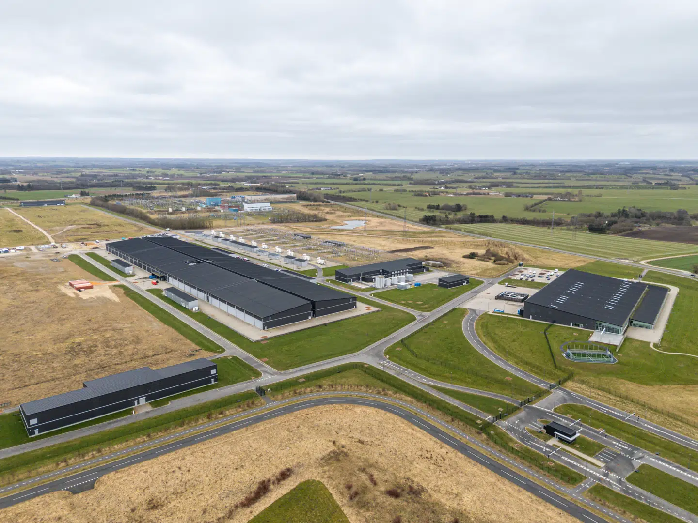 Teknologigiganterne stiller store krav om hemmeligholdelse, når de vil købe jord og skaffe de fornødne tilladelser til at bygge datacentre – som her Apples datacenter i Foulum ved Viborg. Et tilsvarende Apple-datacenter i Aabenraa blev droppet af Apple i 2019.