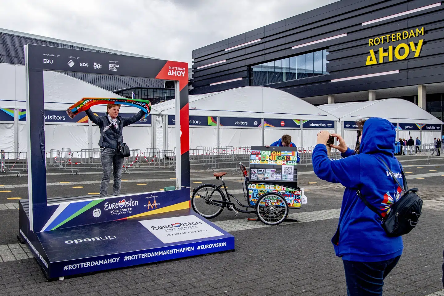 En tilskuer til Eurovision bliver fotograferet uden for Ahoy-arenaen i Rotterdam i 2021. Sangkonkurrencen skulle oprindeligt være afholdt i Rotterdam i 2020, men der blev den aflyst på grund af corona. (Arkivfoto).