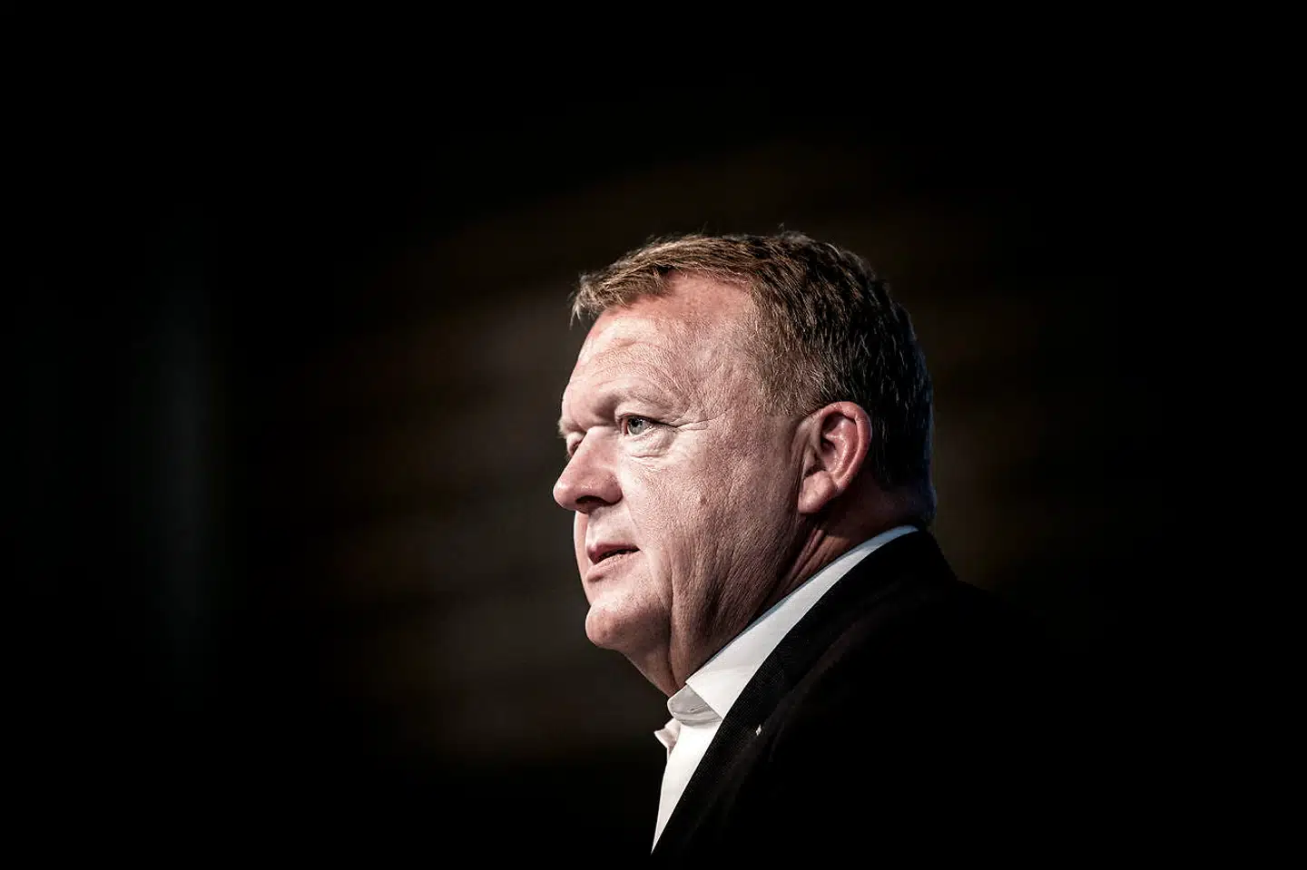 Lars Løkke Rasmussen har kun få gange sat ord på sit dramatiske exit som Venstre-formand. Onsdag aften fortalte han lidt mere om sin afgang ved et arrangement i Aarhus. Men der var nogle spørgsmål, den tidligere statsminister ikke ville svare på. »Jeg gider ikke gå i de der fælder,« sagde Løkke til de fremmødte journalister.