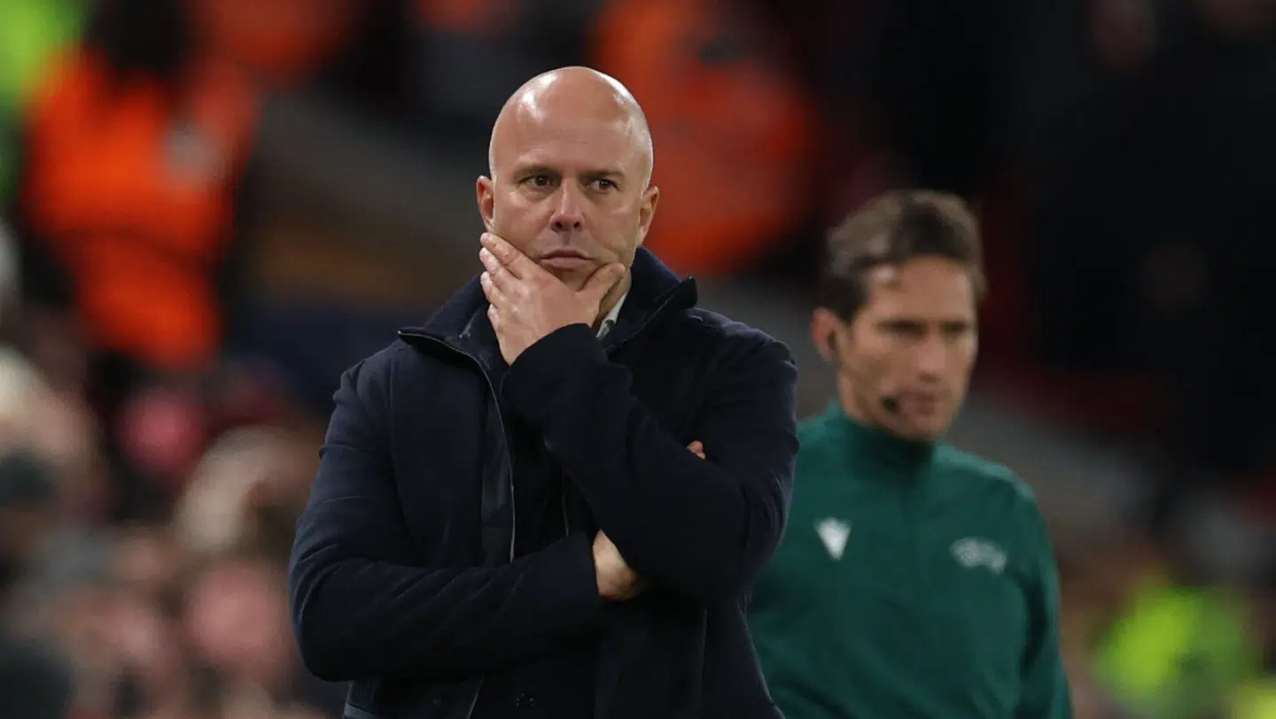 Arne Slot med en bekymret mine under gårsdagens Champions League-kamp mod PSV Eindhoven.