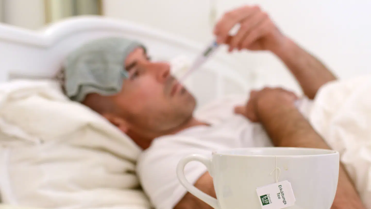 Mange tager piller for at slå feberen ned, når de er syge. Men det skal vi lade være med, mener professor.