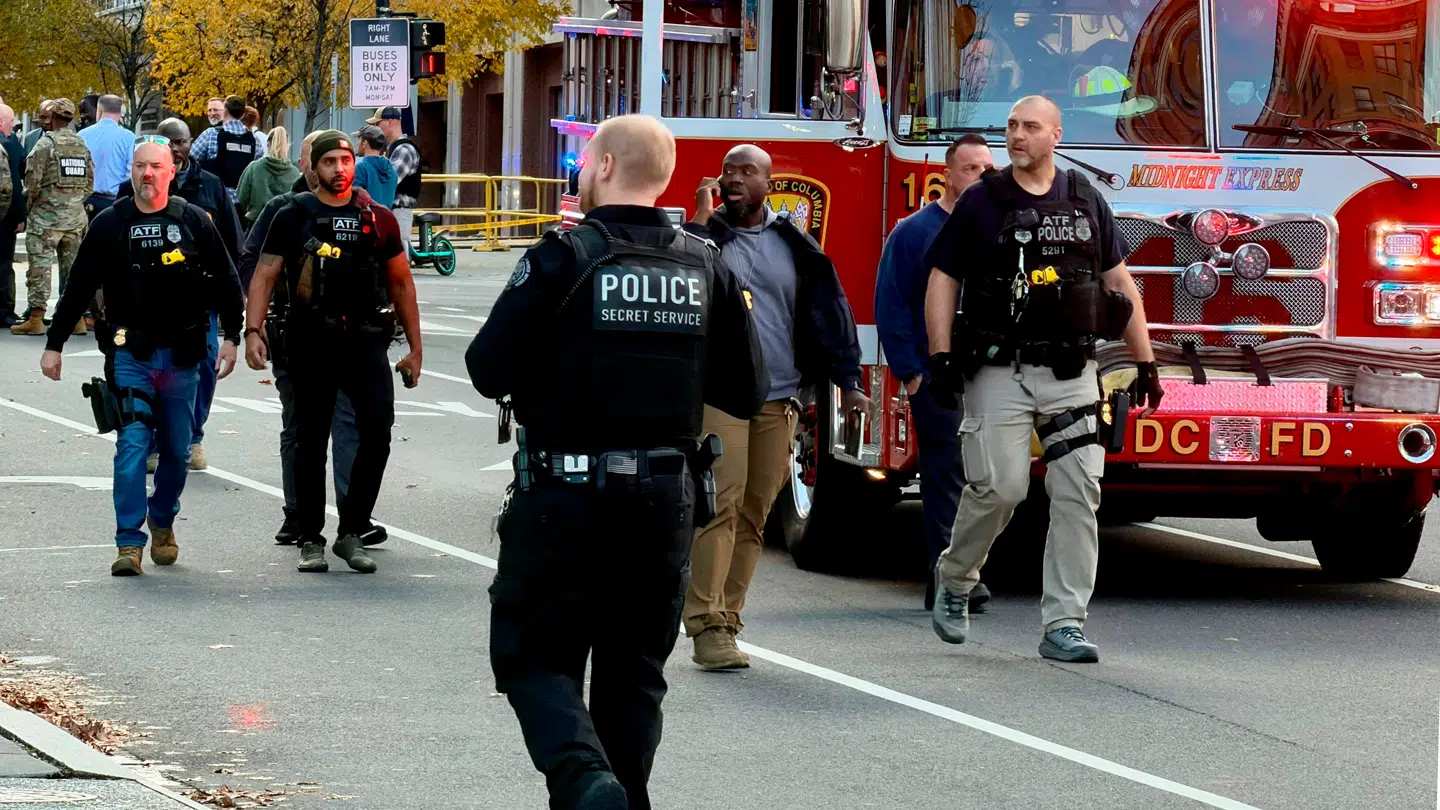 Kun få gader fra Det Hvide Hus, blev de to personer skudt. Donald Trump var på det tidspunkt ikke til stede i Washington D.C.