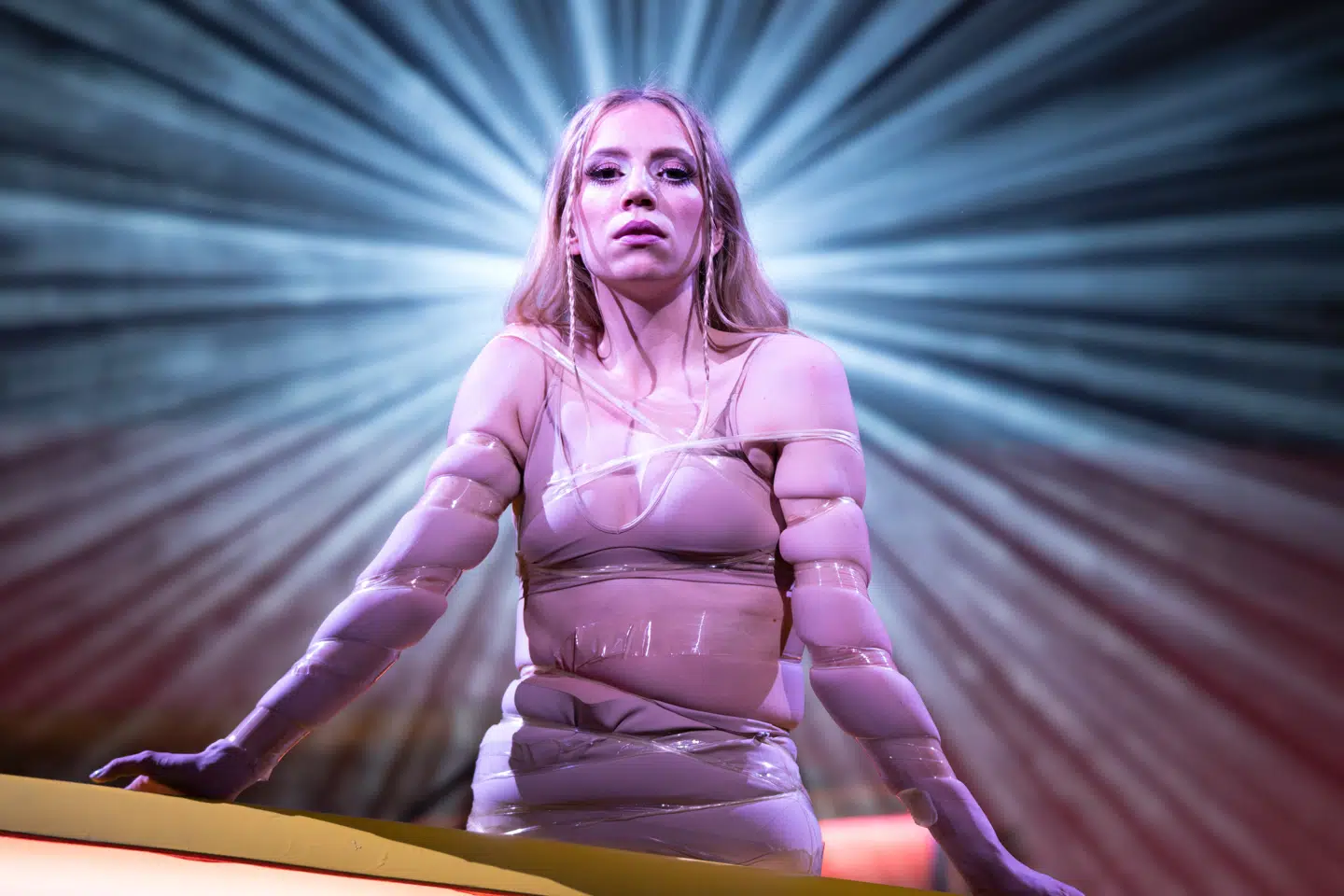 Emma Sehested Høeg bliver – i bogstaveligste forstand – båret på hænder af sit tilbedende publikum.