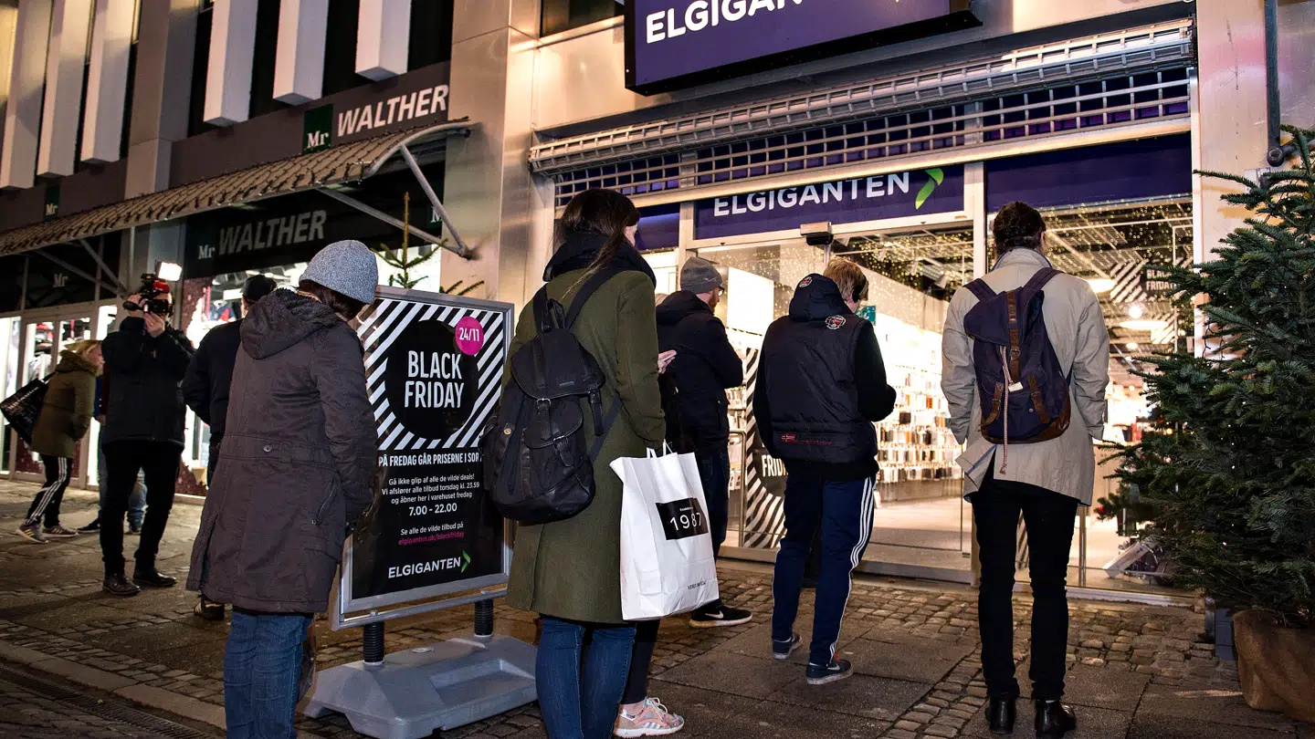 Kø udenfor Elgiganten i Aalborg City om morgenen under black friday i 2017.