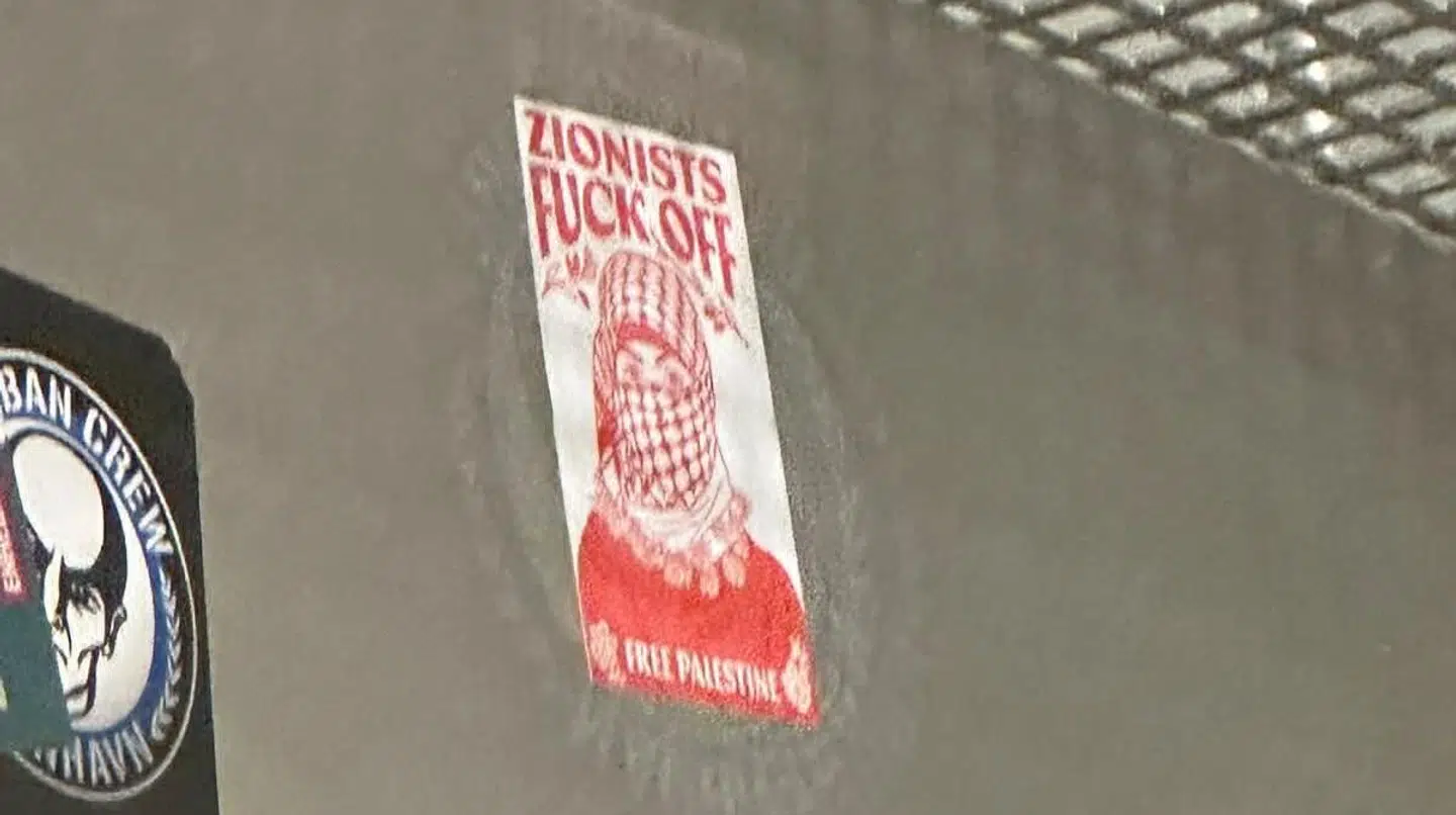 Klistermærket hænger cirka to meter højt oppe, vurderer Shapira.