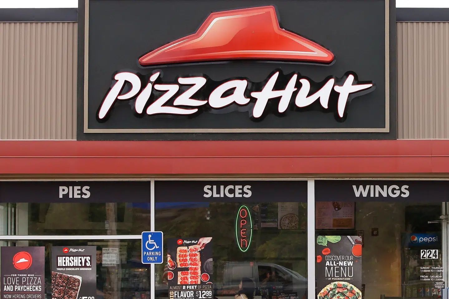 Pizza Hut er en pizzakæde med restauranter mange steder i verden som her i Taunton i den amerikanske delstat Massachusetts. I Danmark er forretningen nu gået konkurs. (Arkivfoto).