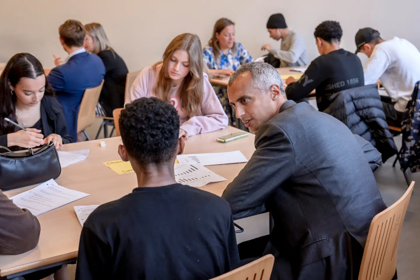 »I stedet for at afskaffe specialskoler, skulle der etableres flere,« skriver Susanne B. Kock. Her besøger Mattias Tesfaye sammen med uddannelsesordførerne fra hele regeringen Hvidovre Gymnasium. Foto: Linda Kastrup