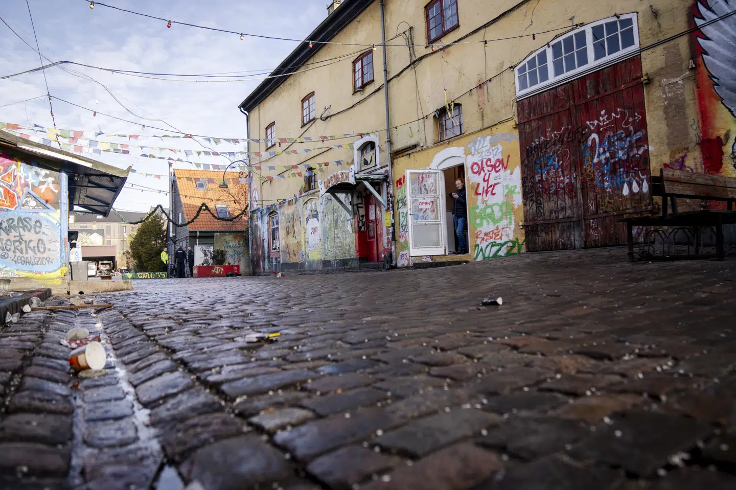 Pusher Street i Christiania var gerningssted, da 20 mænd med forbindelse til rockergruppen Comanches i april 2023 overfaldt en medarbejder i en hashbod, som var styret af Hells Angels. Den organiserede hashhandel blev hældt ud af Christiania i 2024. (Arkivfoto)
