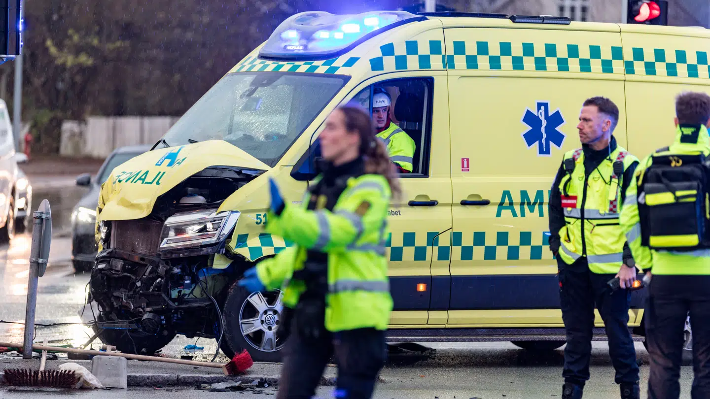 Ambulance er forulykket i krydset Taastrup Hovedgade og Roskildevej torsdag den 27. november 2025.
