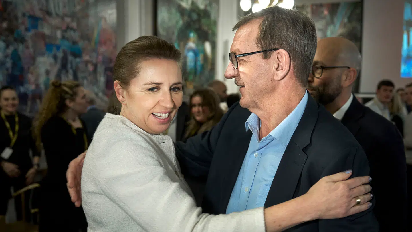 Bjarne Laustsen, Folketingsmedlem for Socialdemokratiet hilser her på Statsminister Mette Frederiksen.