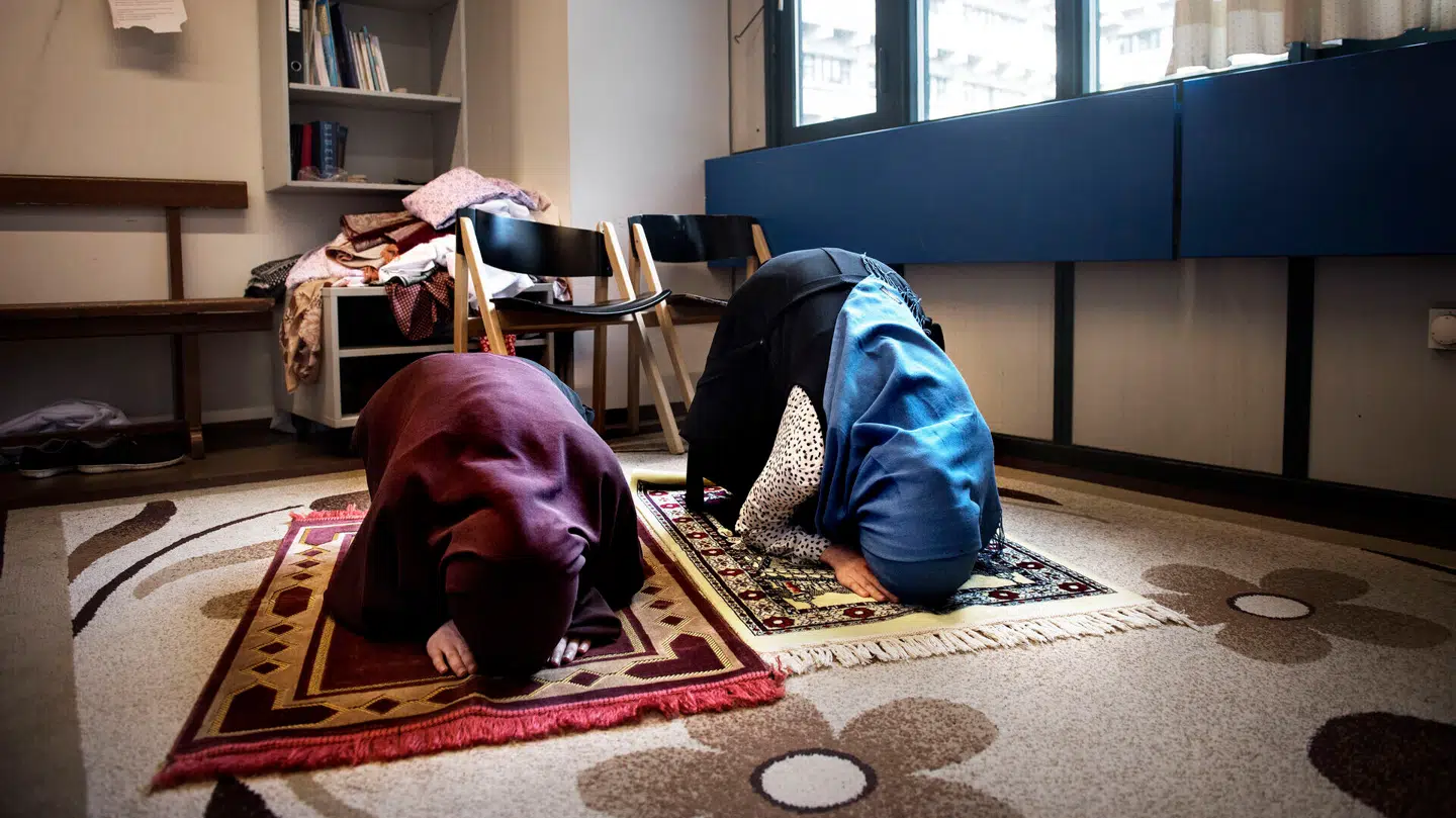 Her ses to muslimske medicinstuderende på Københavns Universitet, der anvender et af de såkaldte »stillerum«, også kaldet »andagtsrum«. Arkivfoto fra 2017.