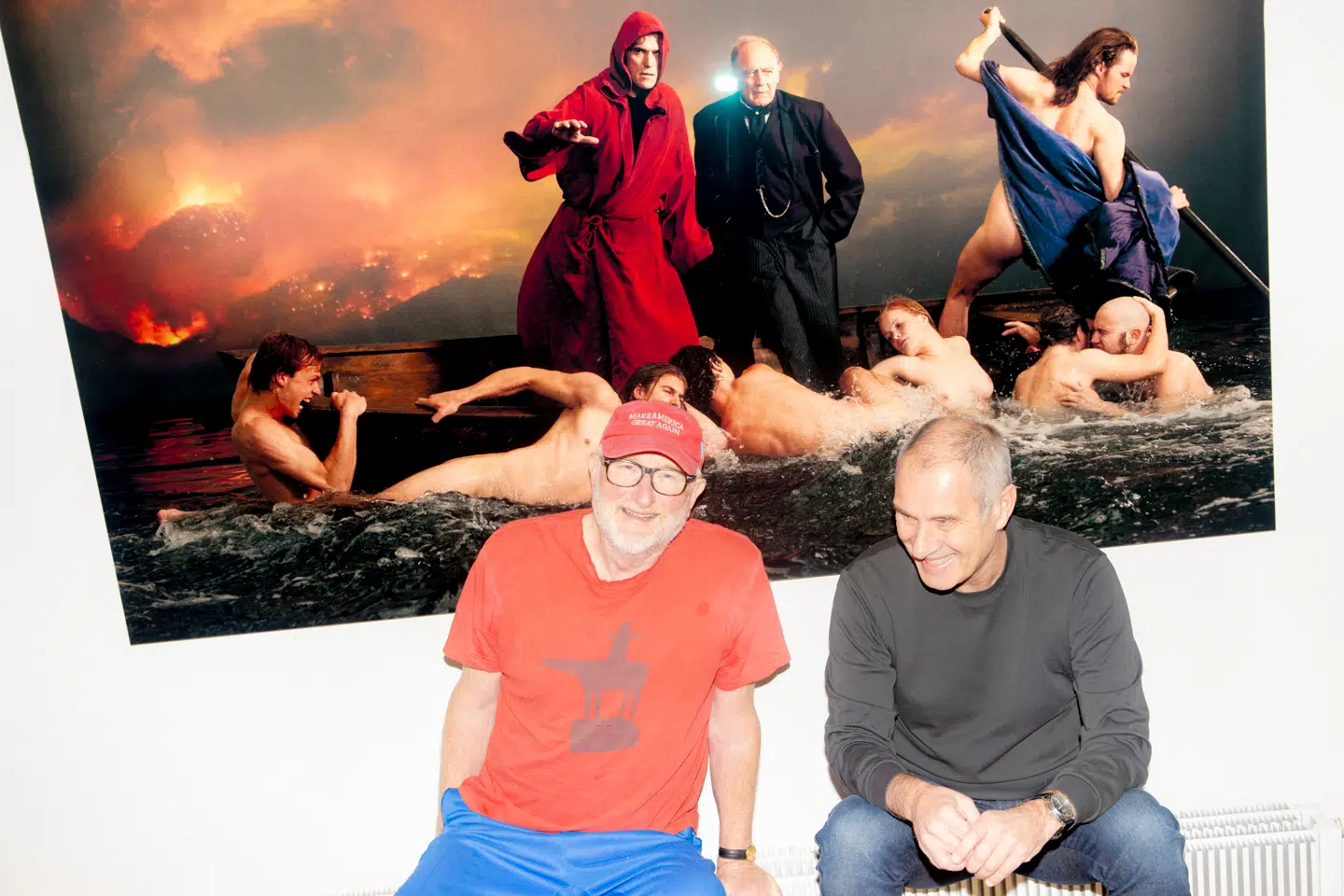 »Jeg er glad for at den kreative klasse er så omfavnende og rummelig, når det gælder hudfarve og seksualitet. Men de har endnu ikke lært at omfavne højrefløjen. Det vil jeg gerne konfrontere dem med. Jeg går med den her hat for at vise, at den imødekommenhed må vi vise alle sammen. Den var sgu svær at få fat i,« siger Peter Aalbæk, der sammen med sin barndomsven Jens-Otto Paludan er begyndt at sælge Lars von Trier som billedkunst.