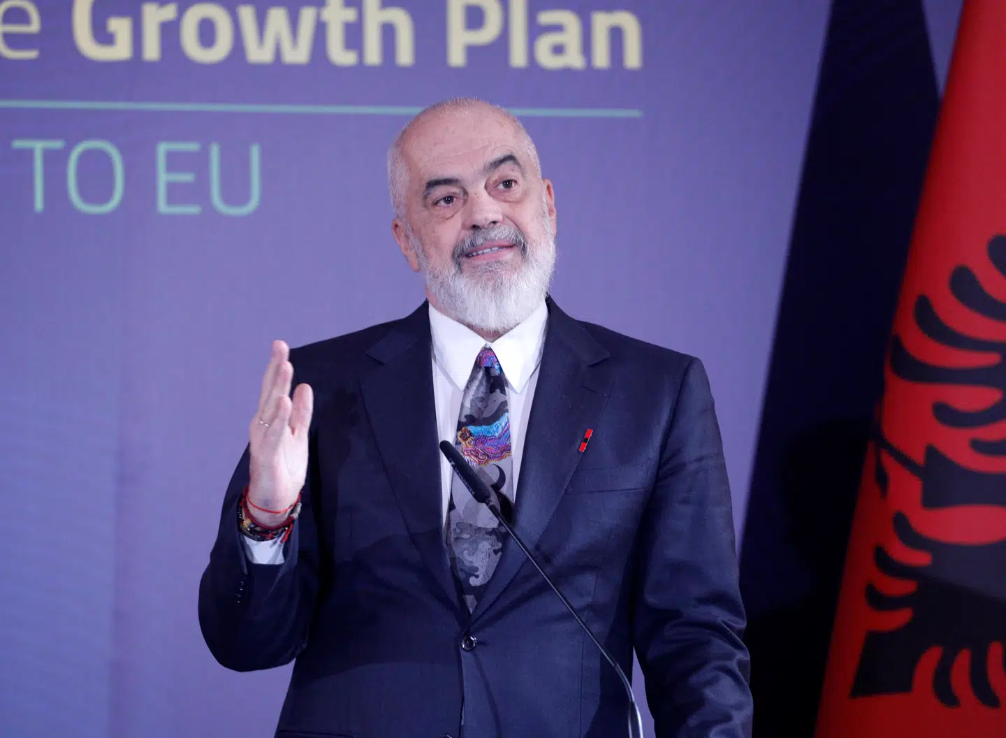 Albaniens premierminister, Edi Rama, har indtaget den europæiske scene med storm. Men mange udfordringer lurer i kulissen trods hans store ambitioner.