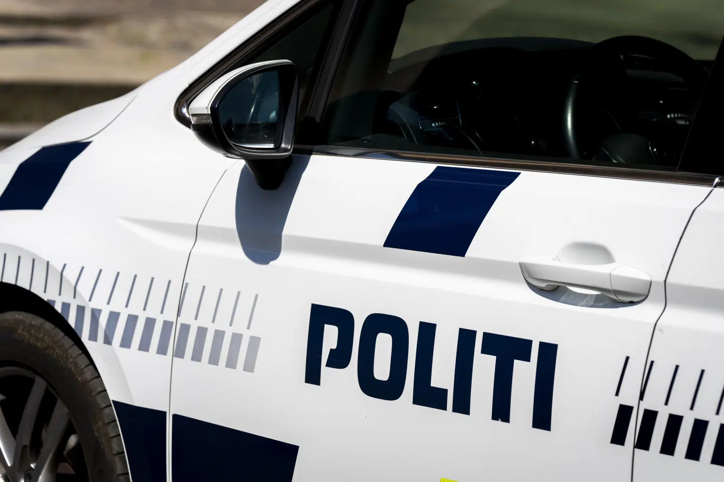 Sydøstjyllands Politi fik kort før 13.30 torsdag en anmeldelse om en mand, der var blevet skudt i benene nær Jerlev. Der er torsdag aften endnu ingen anholdte i sagen, men politiet efterlyser borgere, der har set den bil, som gerningsmændene forlod gerningsstedet i. (Arkivfoto).