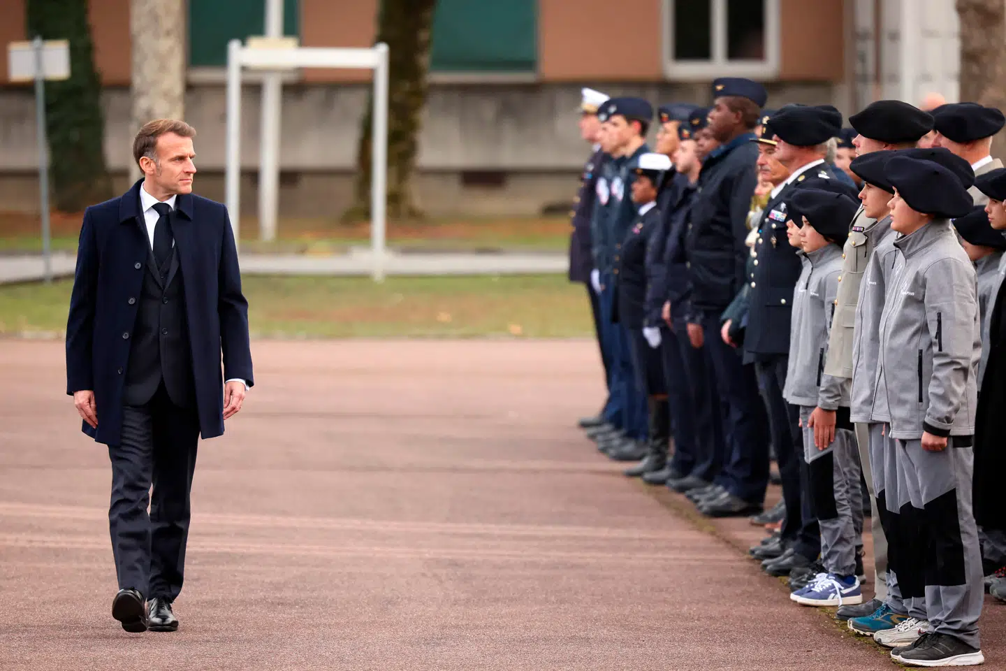 Præsident Emmanuel Macron skridter et geled af soldater og studerende af på et militært gymnasium i det sydøstlige Frankrig, før han i en tale præsenterede sin beslutning om at genindføre værnepligt.