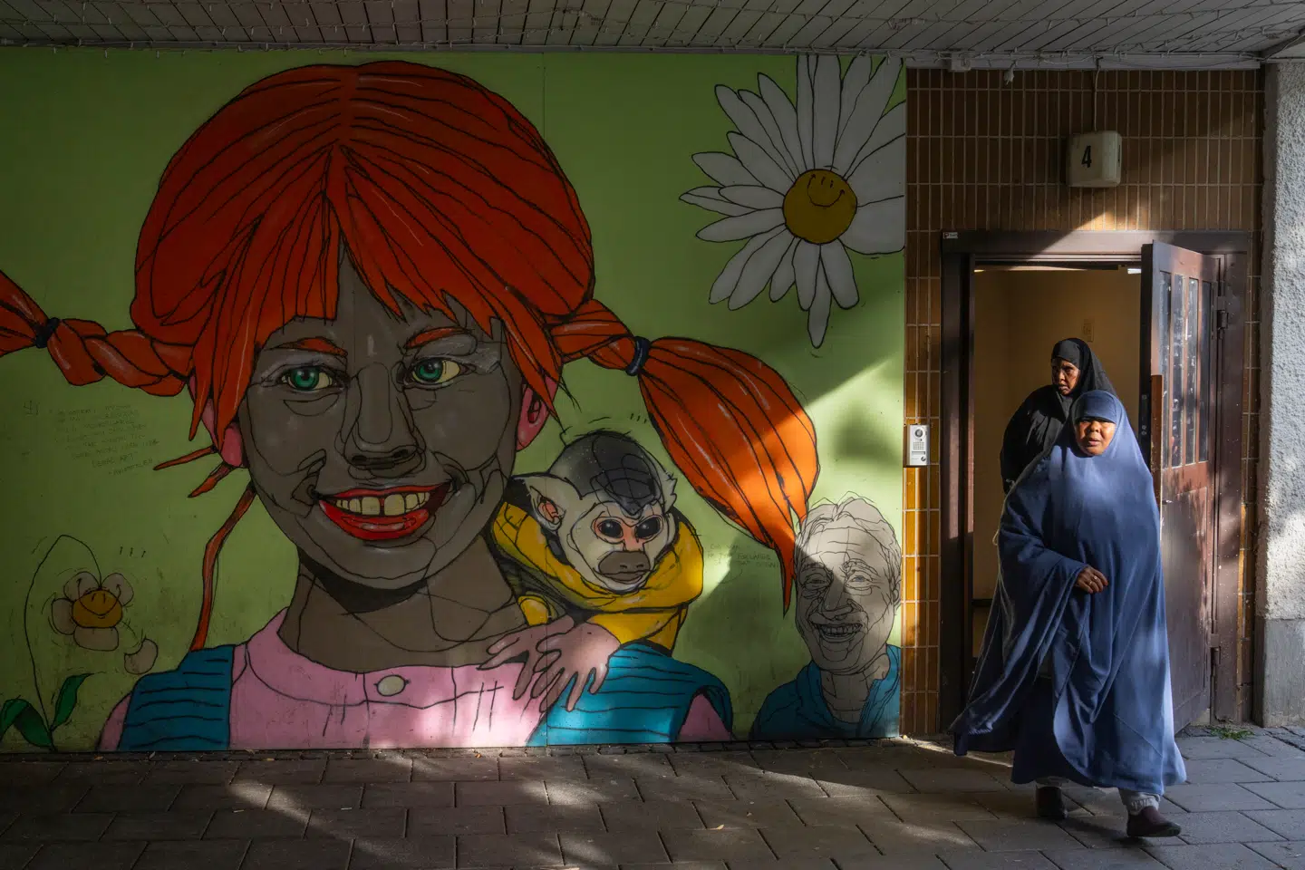 Et vægmaleri af Pippi Langstrømpe ved siden af indgangen til kvindernes afdeling af Islamisk Kultur Center på Rinkeby torv.