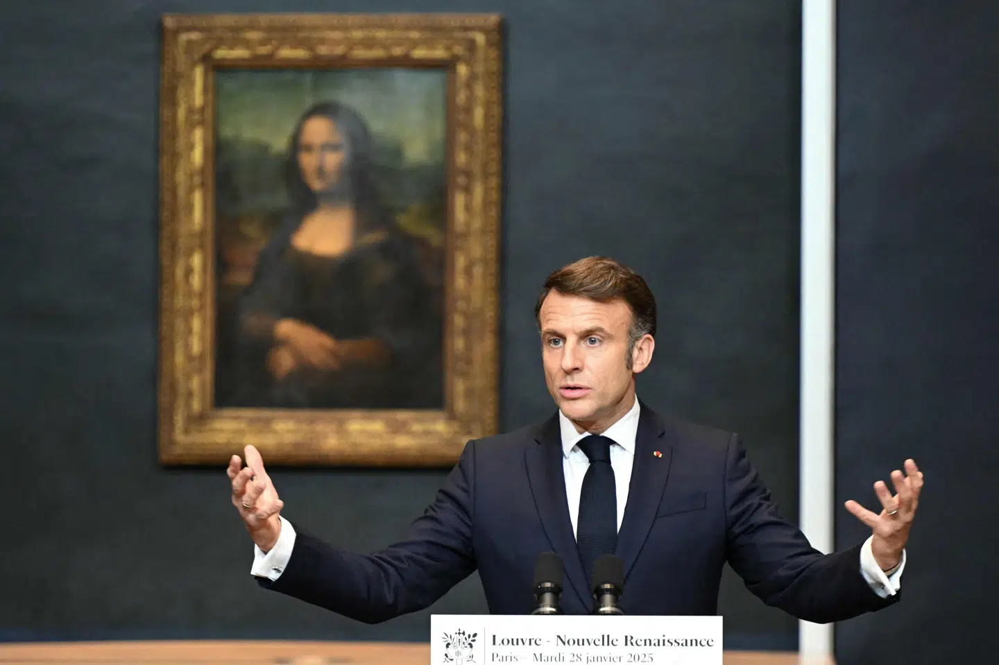 Frankrigs præsident, Emmanuel Macron, fortalte i januar - i en tale foran "Mona Lisa" på Louvre - om planerne om museets renovering. De kommende stigninger i billetpriserne skal være med til at finansiere renoveringen af kunstmuseet. (Arkivfoto).