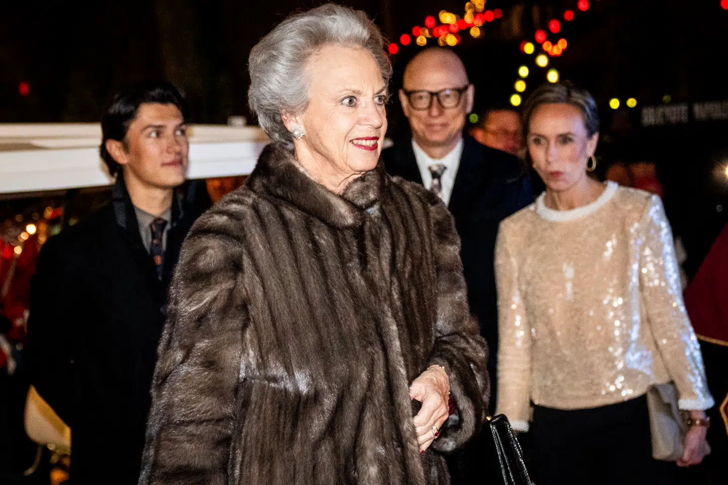 Prinsesse Benedikte og greve Nikolai blev kørt i golfvogn lige til indgangen af Tivolis Koncertsal, hvor de skulle overvære storesøster og farmor, scenograf og kostumier, dronning Margrethes repremiere på 'Snedronningen'.