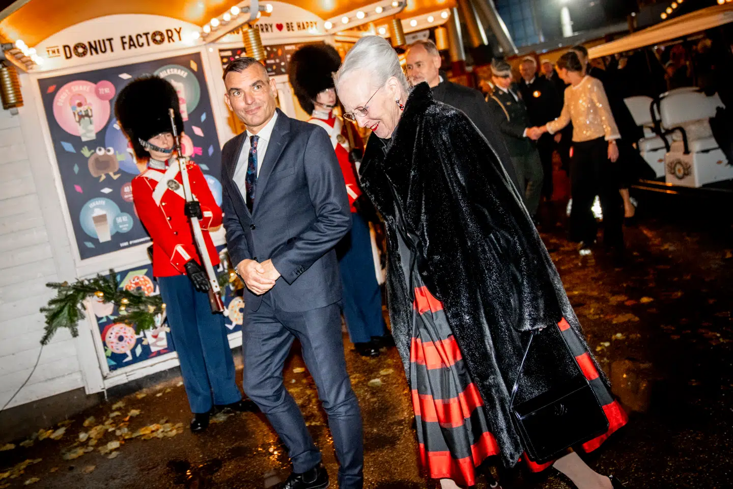 Dronning Margrethe modtages af balletchef i Tivoli, Peter Bo Bendixen, ved ankomst til repremieren på 'Snedronningen' i Tivolis Koncertsal, København, torsdag den 27. november 2025.