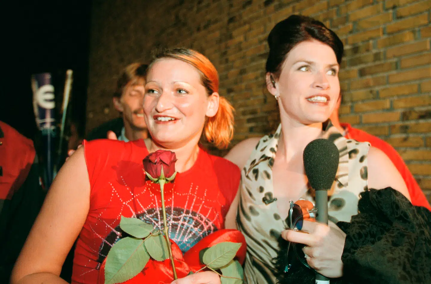 Jill Liv Nielsen havde orange hår og en dildo med i 'Big Brother', som hun vandt den første sæson af tilbage i 2001. På billedet forlader hun det famøse hus med værten Anette Toftgaard.