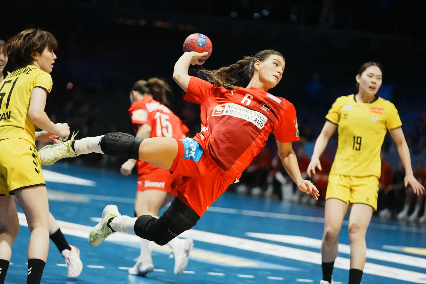 Helena Elver og resten af de danske håndboldkvinder lammetævede torsdag aften Japan i den første kamp ved VM.