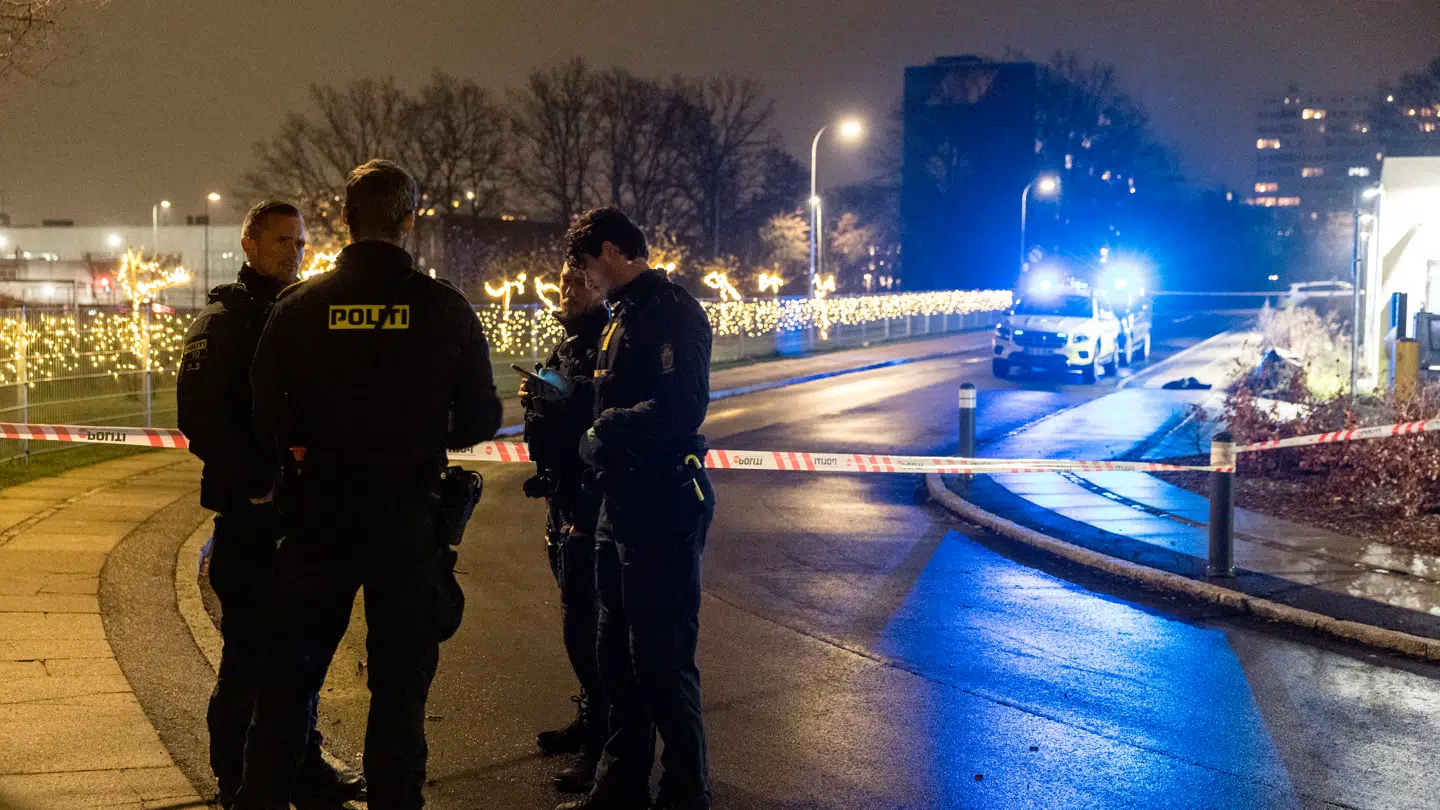 Politiet er torsdag til stede på Turpinsvinget, hvor et område er afspærret.