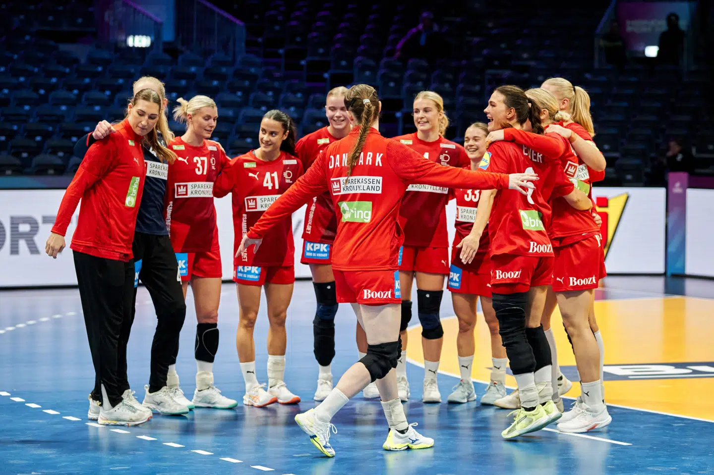 Line Haugsted (yderst til venstre) kom aldrig ud af træningsdragten i forbindelse med VM-premieren torsdag.