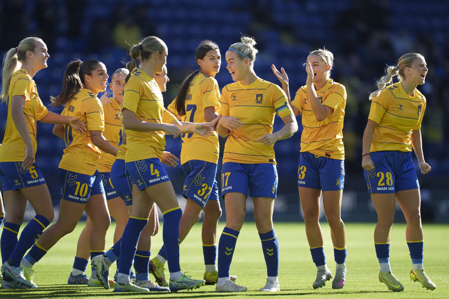 Da Brøndby og AGF tidligere på sæsonen mødtes, skete det undtagelsesvis på Brøndby Stadion. Normalt spiller Brøndbys kvinder på kunstgræsbanen 1964 Park, som rangerer næsthøjest i kvindernes bedømmelse.