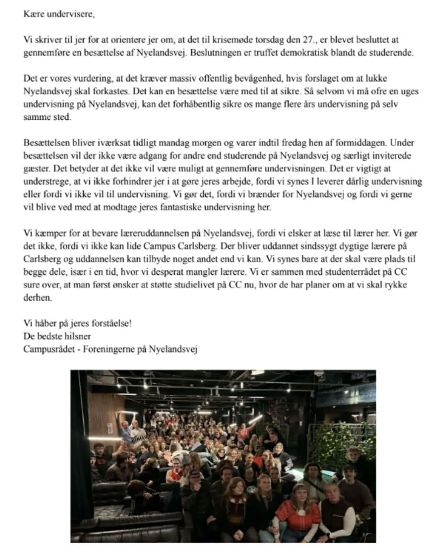 I en besked til skolens undervisere orienterer skolens elever om, at de vil besætte skolen i næste uge.