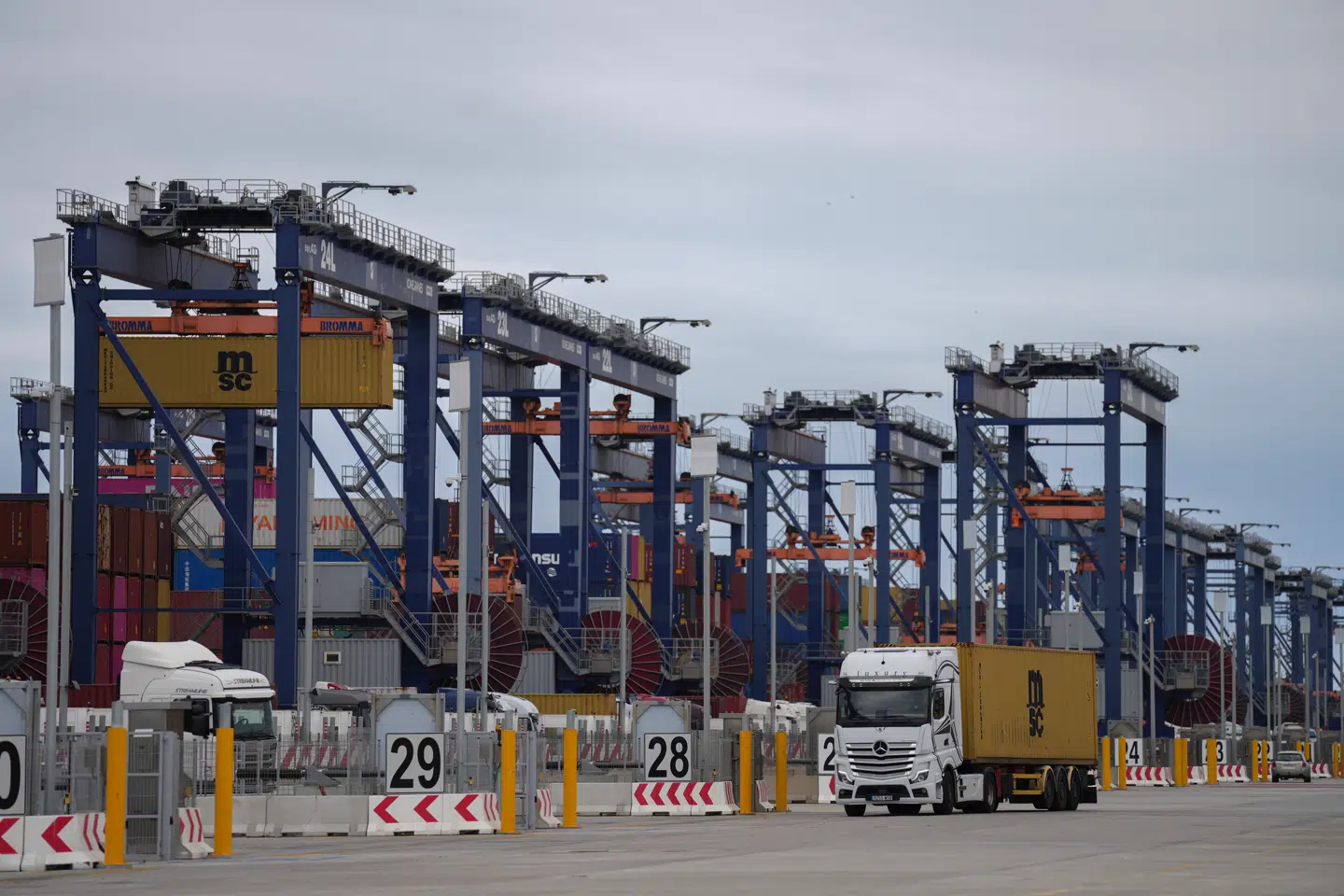 Kinesiske Hutchisons havneterminal i Barcelona i Spanien fik i juli i år udvidet sin lagerkapacitet med 25 procent, samtidig med at splinternye og topavancerede kraner blev sat i drift. Dermed blev terminalen en af de mest avancerede i middelhavsområdet.