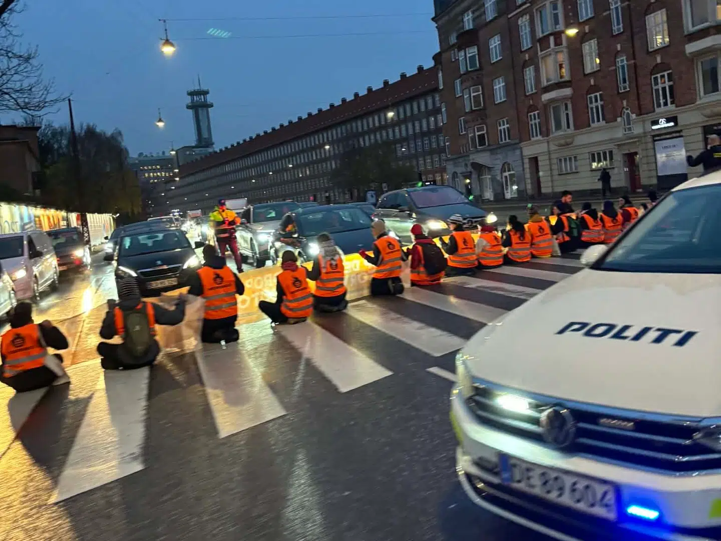 Demonstranter spærrer centralt kryds i København.