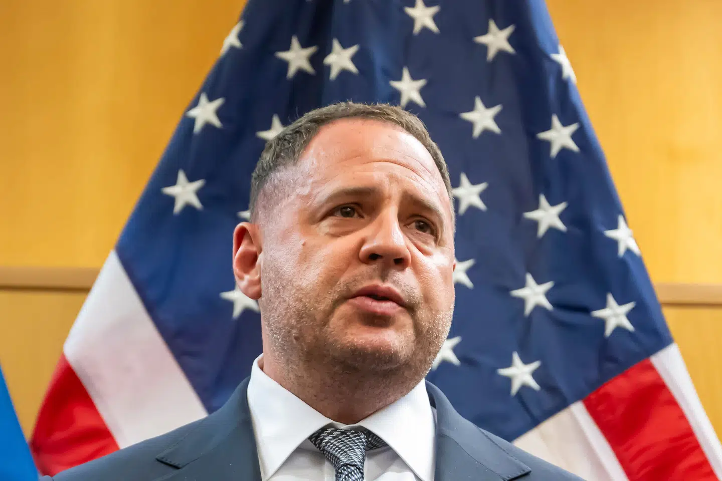 Få dage inden ransagningerne talte Andrij Jermak med den fremmødte presse i Schweiz. Andrij Jermak var i Schweiz for at diskutere USA's udkast til en fredsplan. (Arkivfoto).