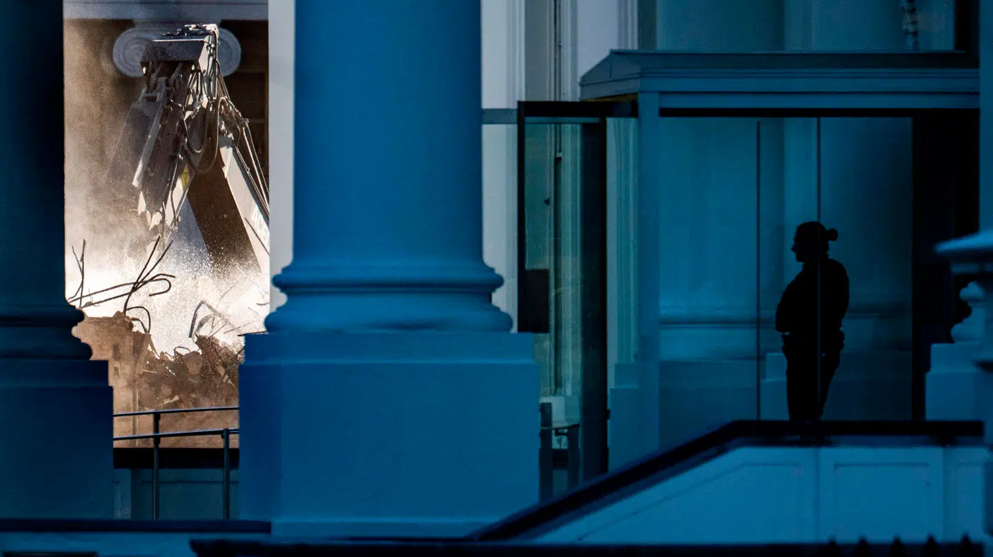 Nedrivningen af østfløjen begyndte i oktober.