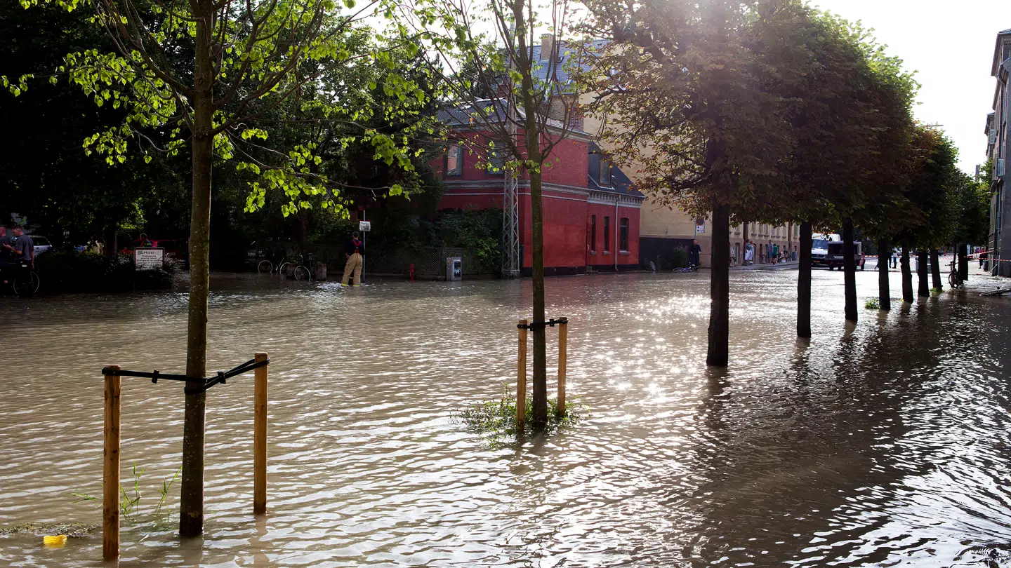 Arkivfoto. Sådan kan det se ud, når et vandrør brister. Tilbage i 2011 så det sådan ud på dele af Rosenørns Alle fra H. C. Ørstedsvej, da et vandrør var sprunget.