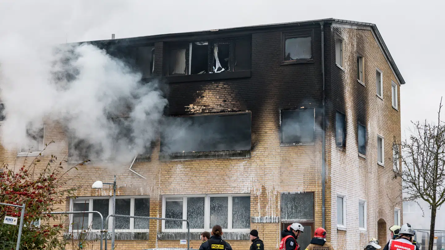 En 56-årig mand afgik ved døden, efter hvad politiet beskrev som en 'eksplosionslignende brand' opstod i dette lejlighedskompleks i Tingbjerg.