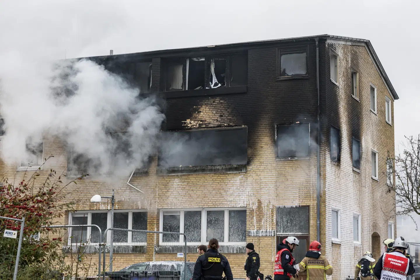 Politi og redningsarbejdere er til stede på Virkefeltet i Tingbjerg i København efter en lejlighedsbrand fredag den 28. november 2025.