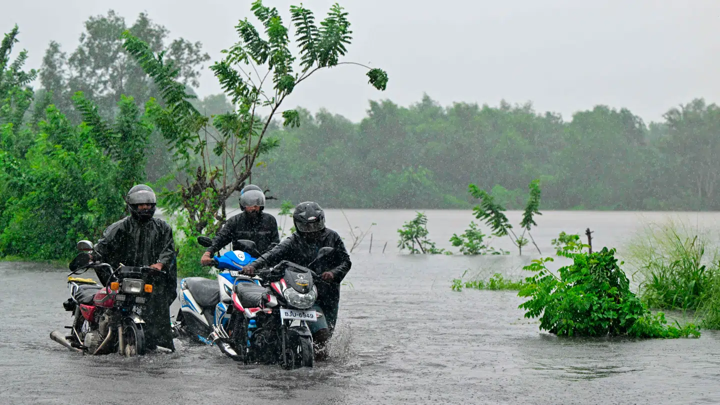 En cyklon har medført massive oversvømmelser i Sri Lanka.