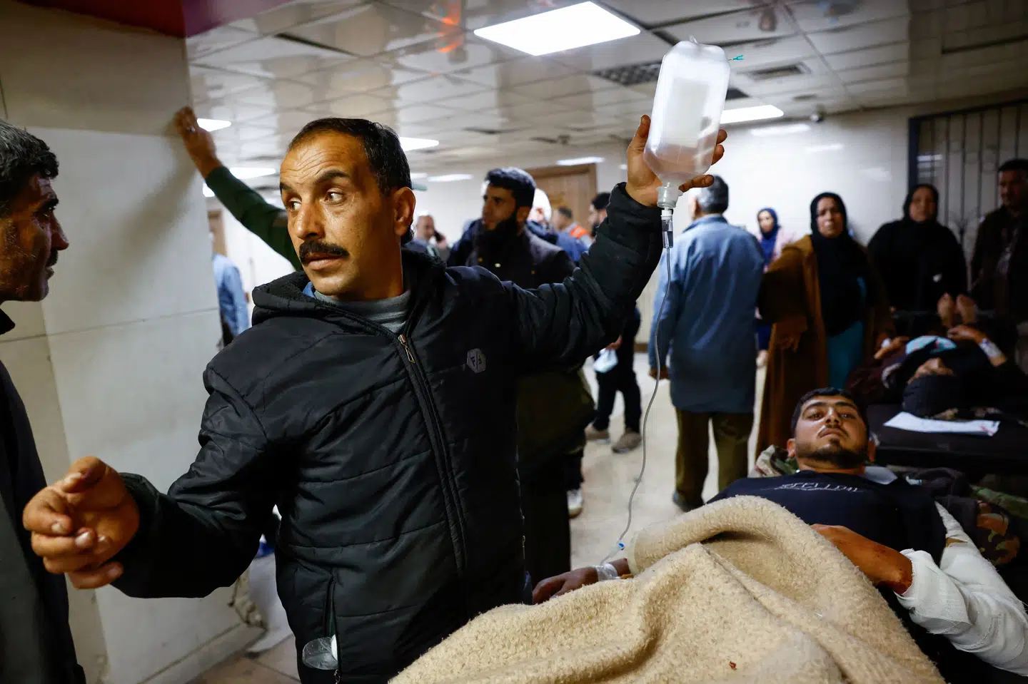 Mennesker har samlet sig på et syrisk hospital for at få behandling for deres skader, efter at Israel natten til fredag gennemførte en aktion i landsbyen Beit Jinn.