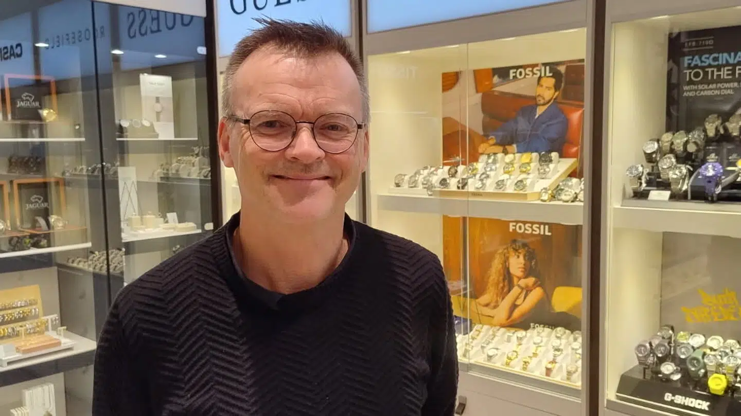 Henrik Pedersen lægger ikke skjul på, at ure til 34.000 kroner sat ned til 1000 er en sjældenhed og på den korte bane en dårlig forretning.