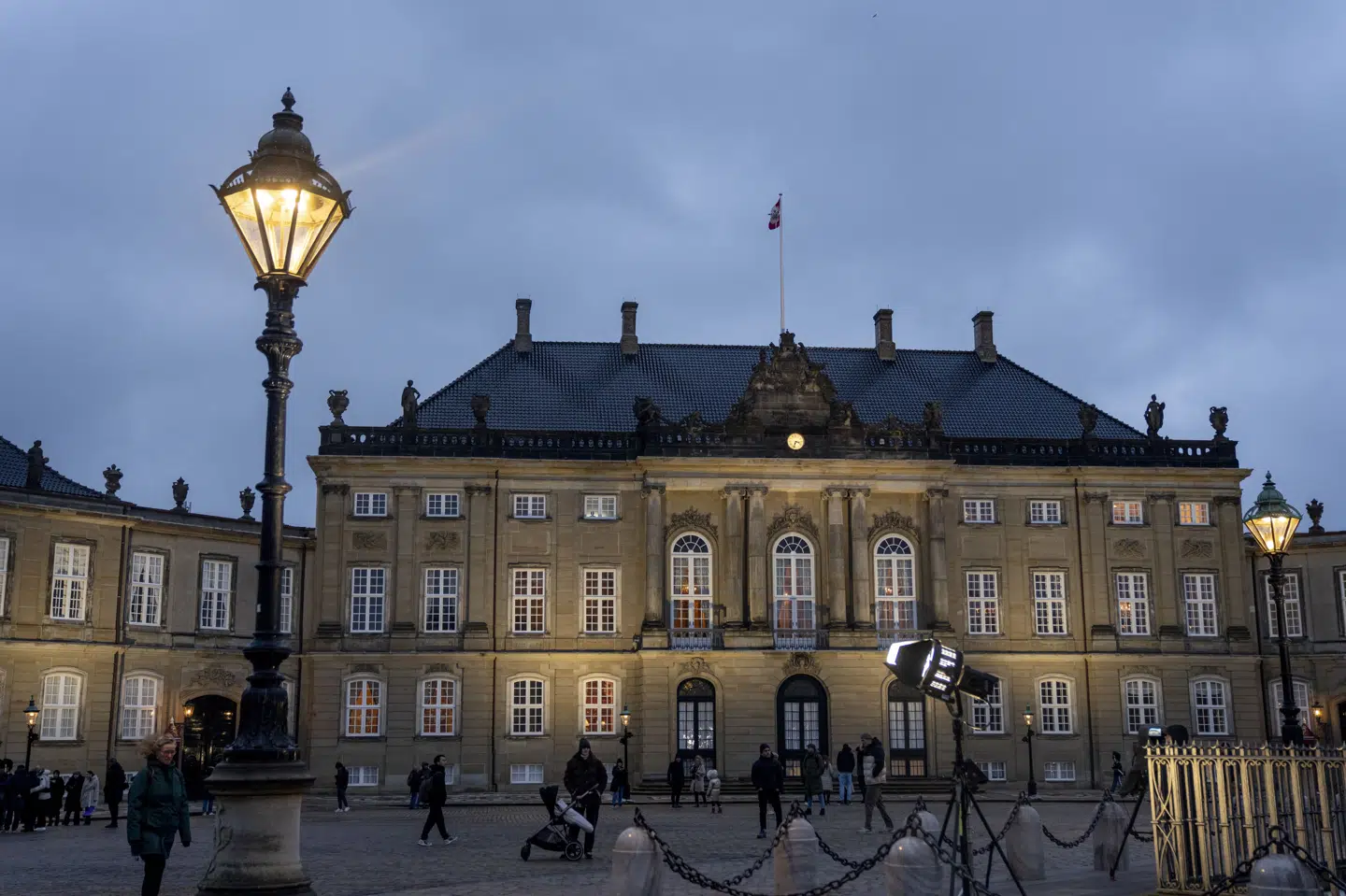 Amalienborg Slotsplads i København før kongens første nytårstale sidste år. (Arkivfoto).