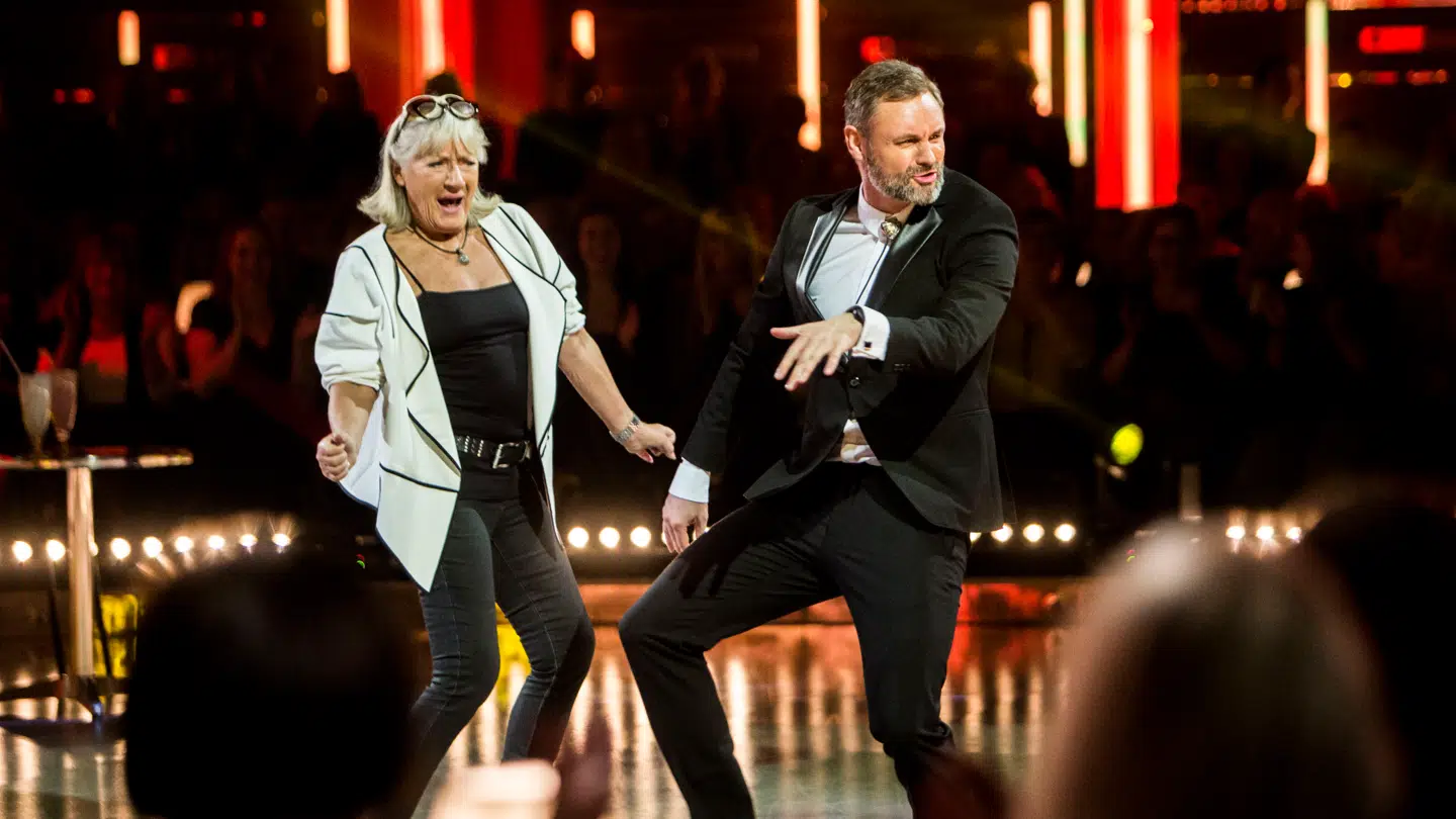 Er det John Travolta eller Claus Elming? Man kan godt være lidt i tvivl. Her ses han i en twist med den tidligere dommer Britt Bendixen.