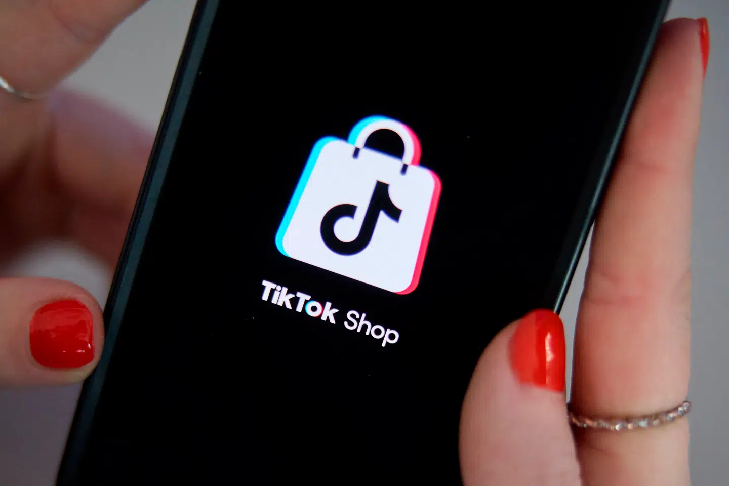 Brugere kan købe produkter direkte gennem appen, mens de scroller gennem deres TikTok-feed.