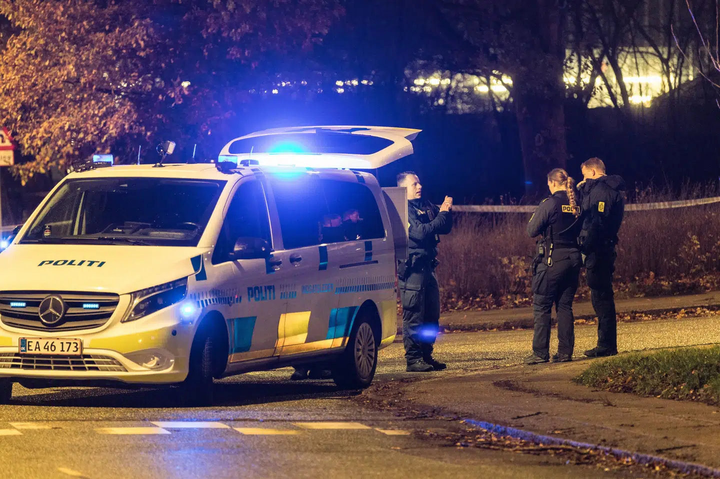 Københavns Vestegns Politi afspærrede torsdag aften stort område omkring Gladsaxevej, efter at en 17-årig er blevet overfaldet og fundet med knivlæsioner.