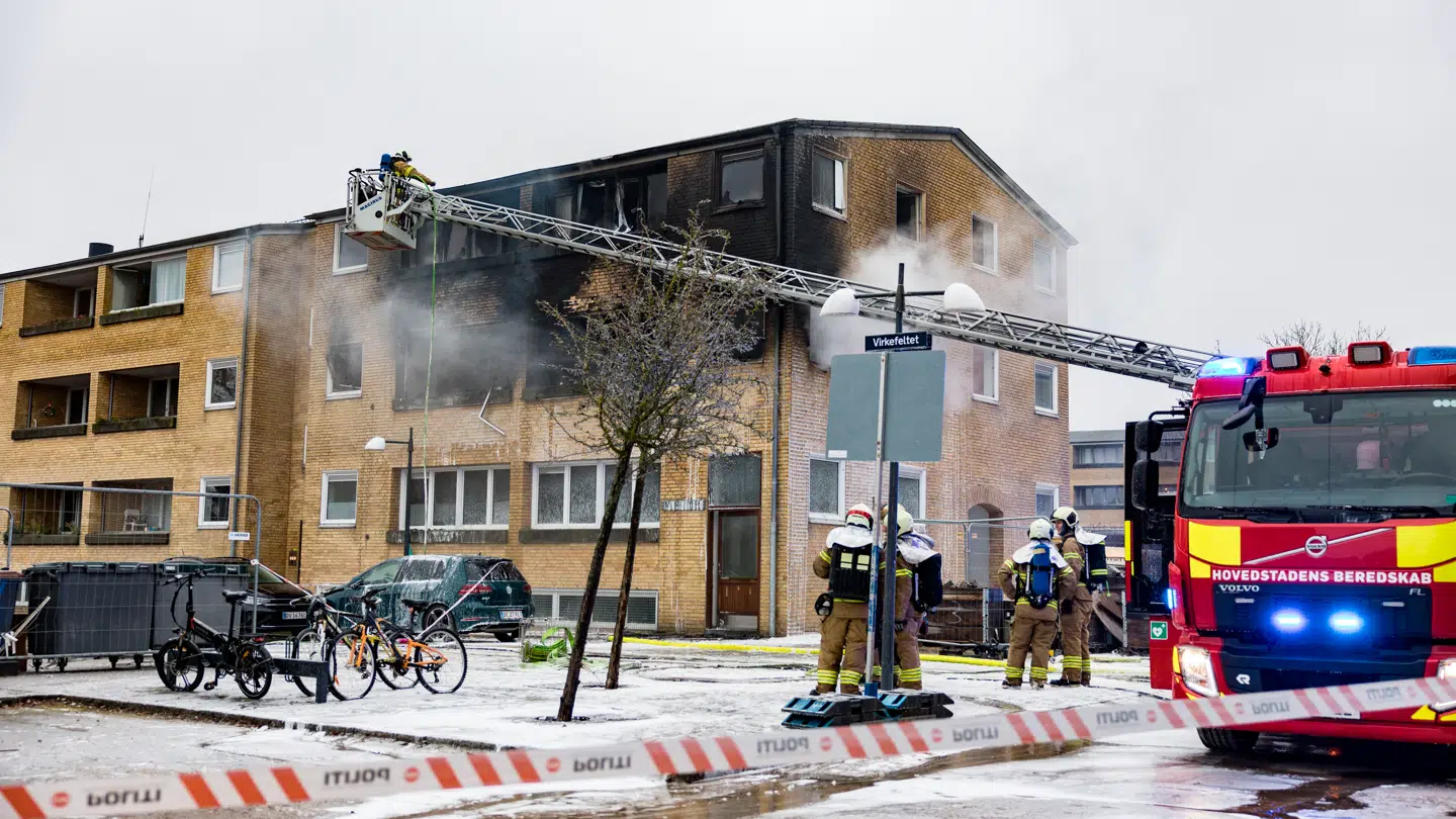Københavns Politi er fredag aften stadig til stede i Tingbjerg efter en lejlighedsbrand tidligere på dagen.